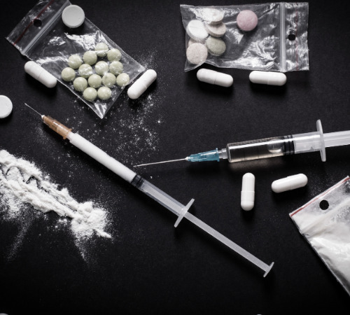 verschillende drugssoorten cocaïne spuiten en pillen